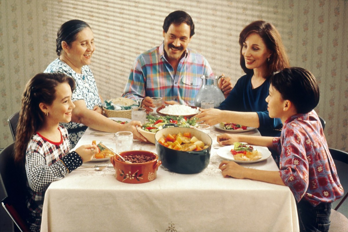 Familia compartiendo la comida en casa