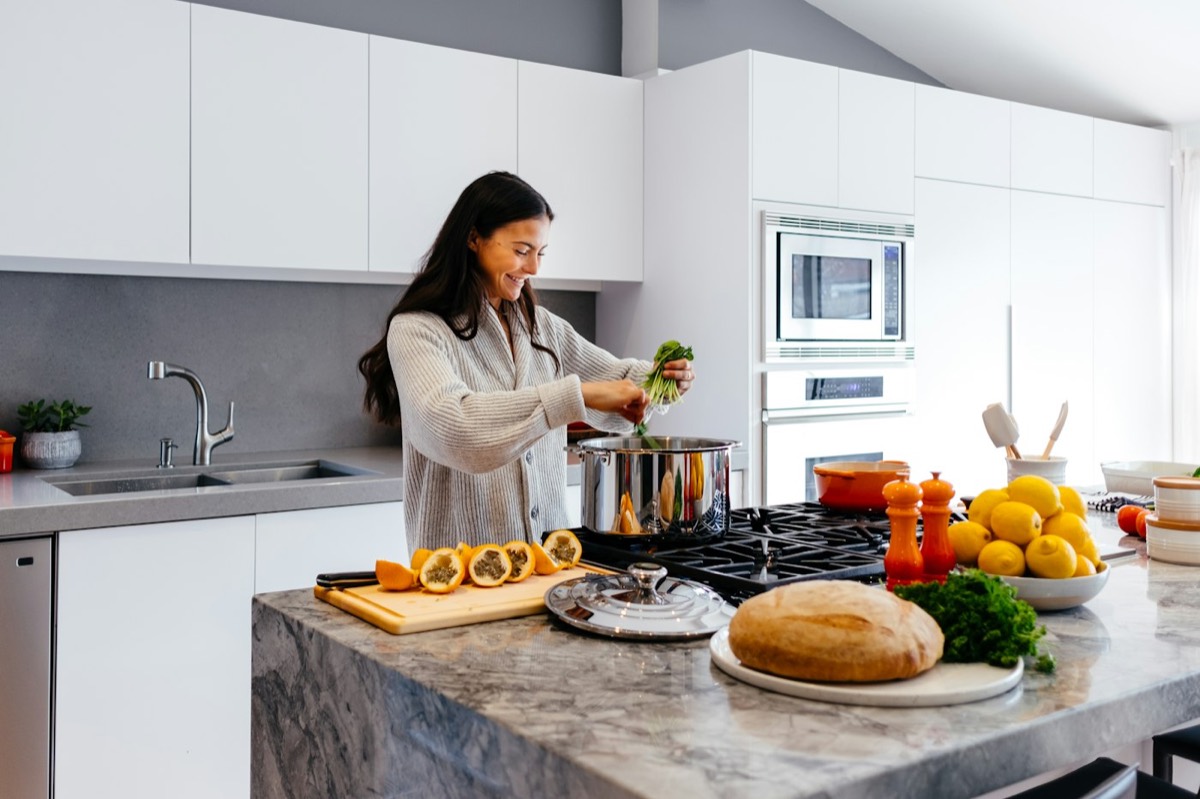 Mujer preparando comida saludable en su cocina