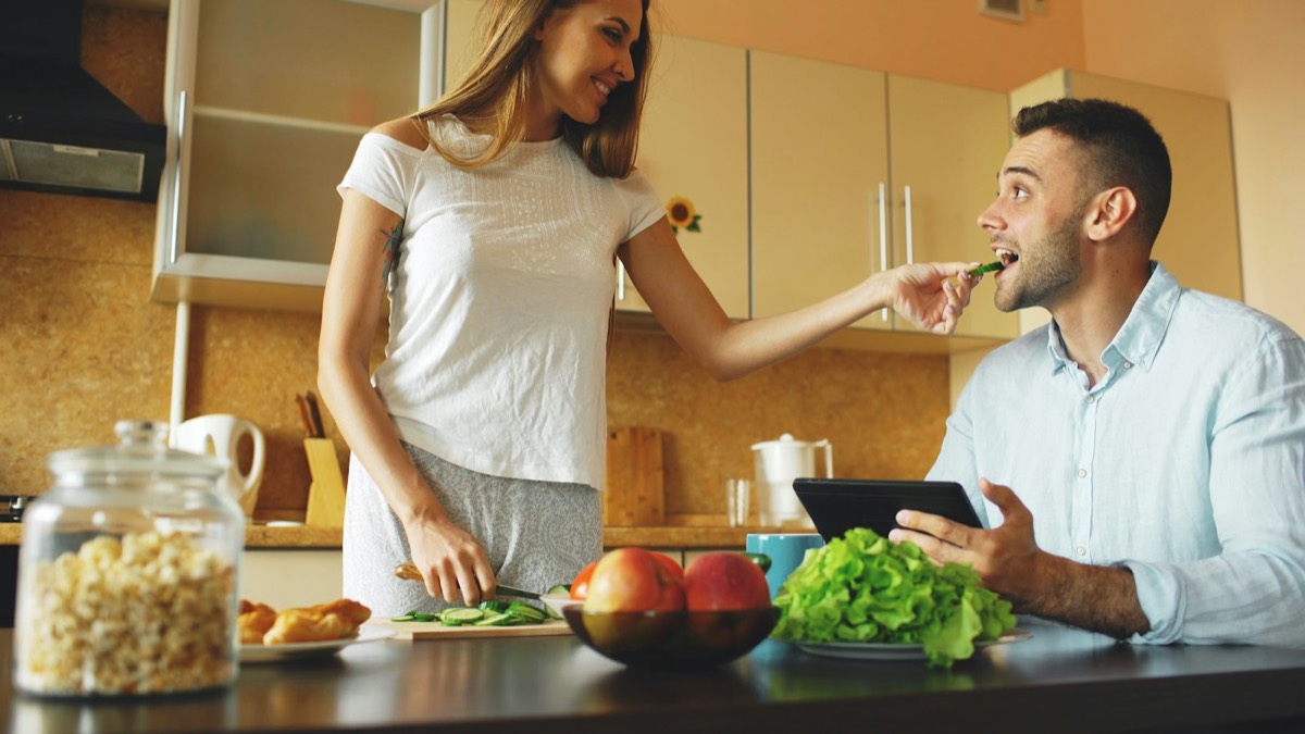 Pareja preparando un desayuno saludable en la cocina